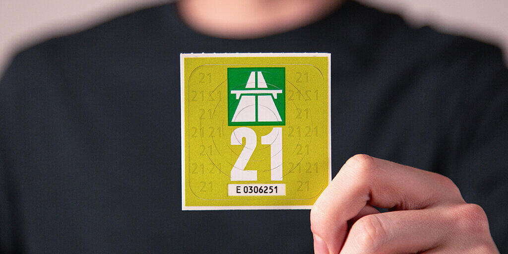 Die Autobahnvignette 2021 hat die Grundfarbe "grün metallic". Die Jahreszahl auf der Vorderseite ist weiss. Die Autobahnvignette 2021 hat die Grundfarbe "grün metallic". Die Jahreszahl auf der Vorderseite ist weiss.
