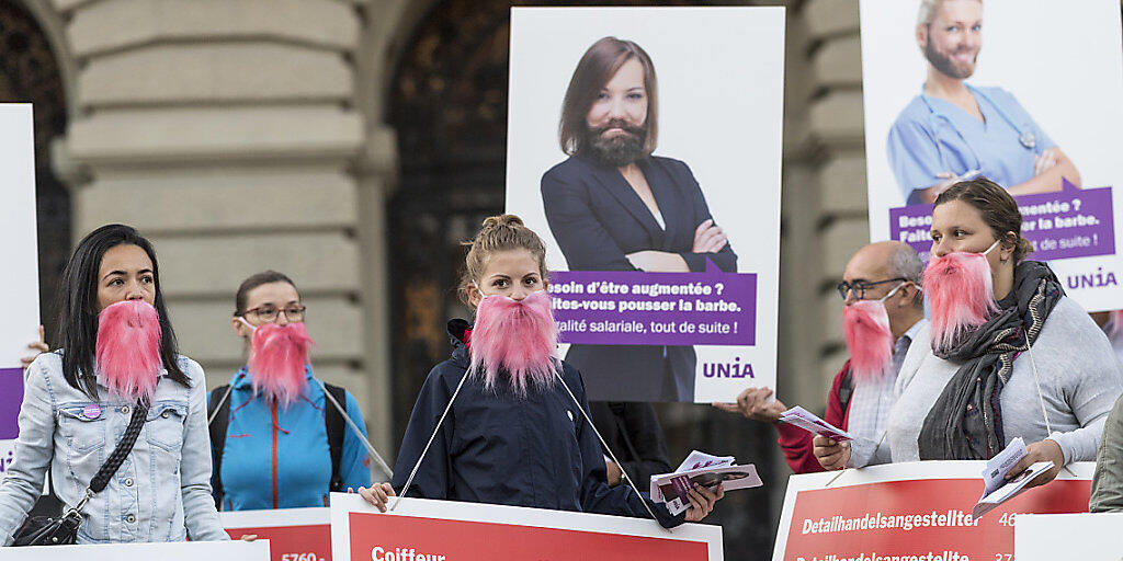 Die Gewerkschaft Unia kämpft weiter für gleiche Löhne für Mann und Frau. Sie startete am Dienstag mit rosa Bärten eine Plakatkampagne.
