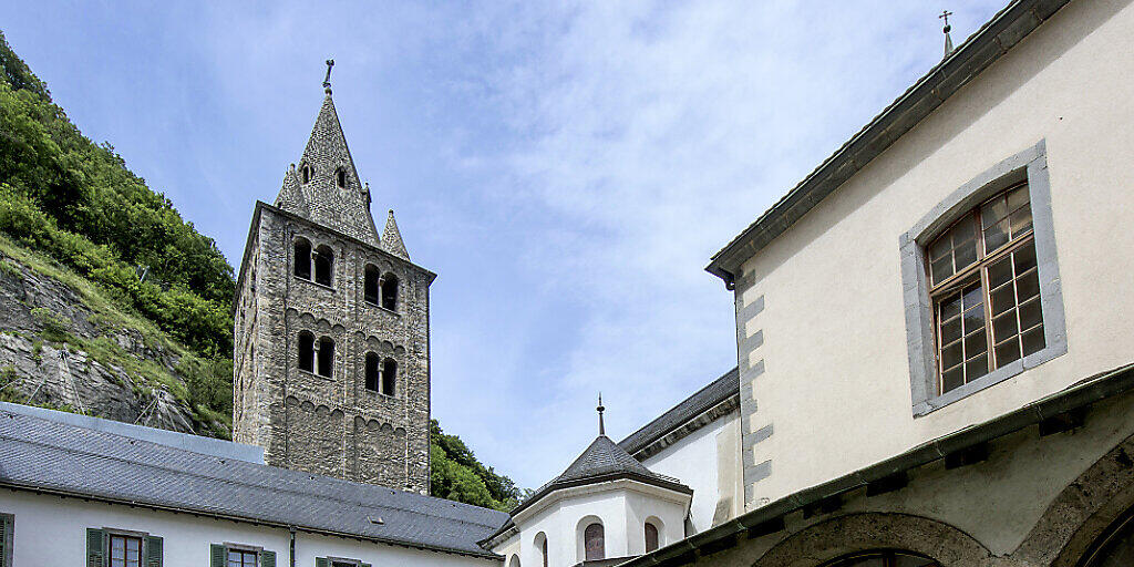 Die Basilika der Abtei Saint-Maurice mit dem Kreuzgang im Vordergrund.
Die Abtei gilt als das älteste Kloster des Abendlands mit noch aktivem, ununterbrochenem Klosterleben.