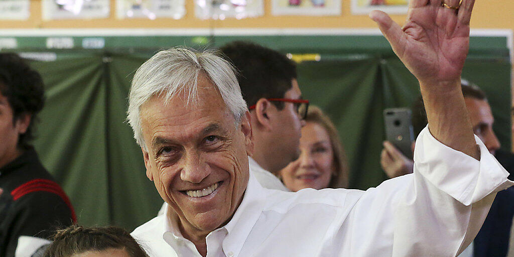 Der ehemalige Präsident Chiles Sebastián Piñera hat die Präsidentenwahl in Chile klar gewonnen - allerdings verfehlte er die absolute Mehrheit.