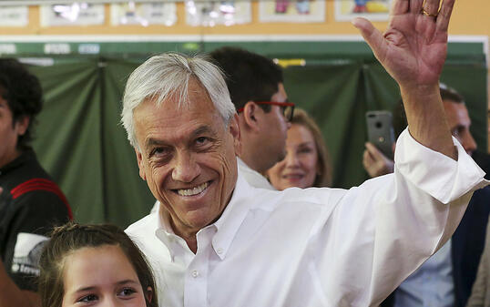 Der ehemalige Präsident Chiles Sebastián Piñera hat die Präsidentenwahl in Chile klar gewonnen - allerdings verfehlte er die absolute Mehrheit.