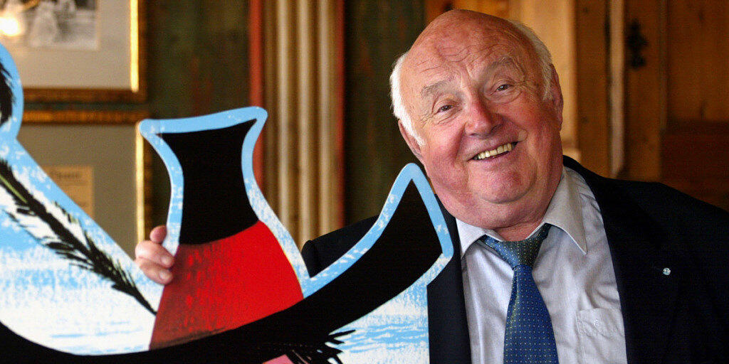 Der Kinderbuchautor Otfried Preussler (1923-2013) mit seiner bekanntesten Figur, dem Räuber Hotzenplotz. (Archivbild)