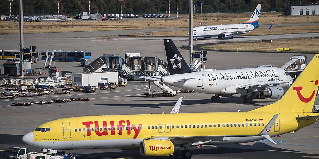 Der Reisekonzern Tui will den deutschen Ferienflieger Tuifly wegen der Coronakrise um rund die Hälfte verkleinern. (Archivbild)