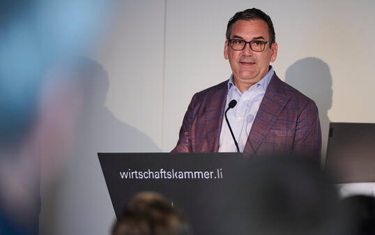 Martin Meyer bei seiner Abschiedsrede als Präsident der Wirtschaftskammer Liechtenstein