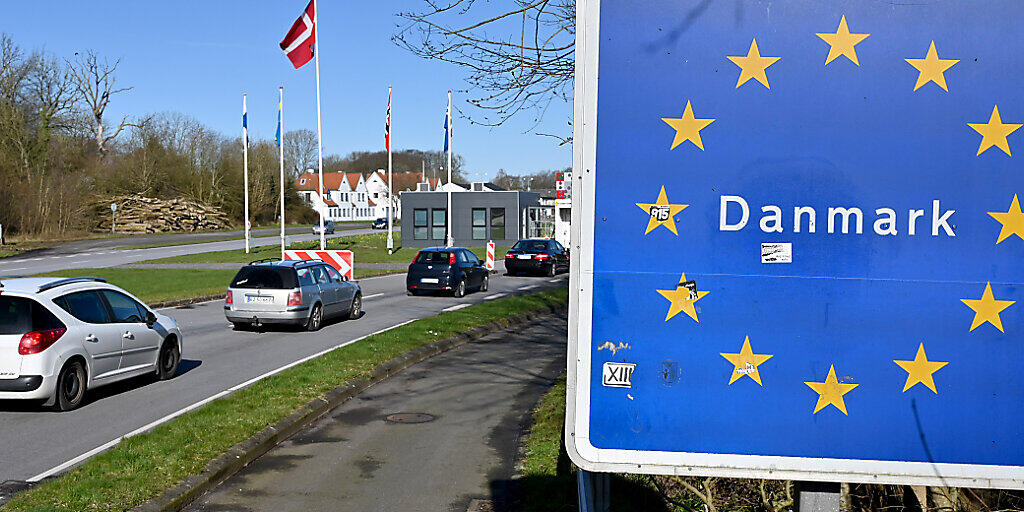 ARCHIV - Die meisten Menschen aus Deutschland dürfen seit Samstag nur noch mit einem triftigen Grund ins Land einreisen. Foto: Carsten Rehder/dpa