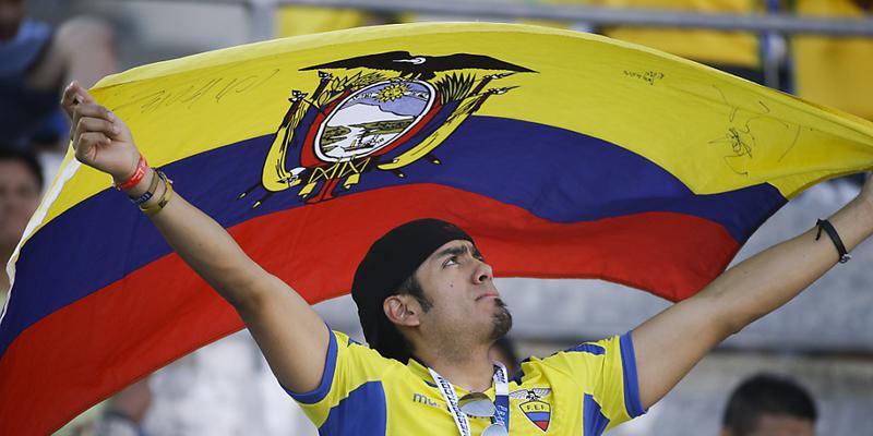Ein Fan hält stolz die Flagge Ecuadors in die Höhe