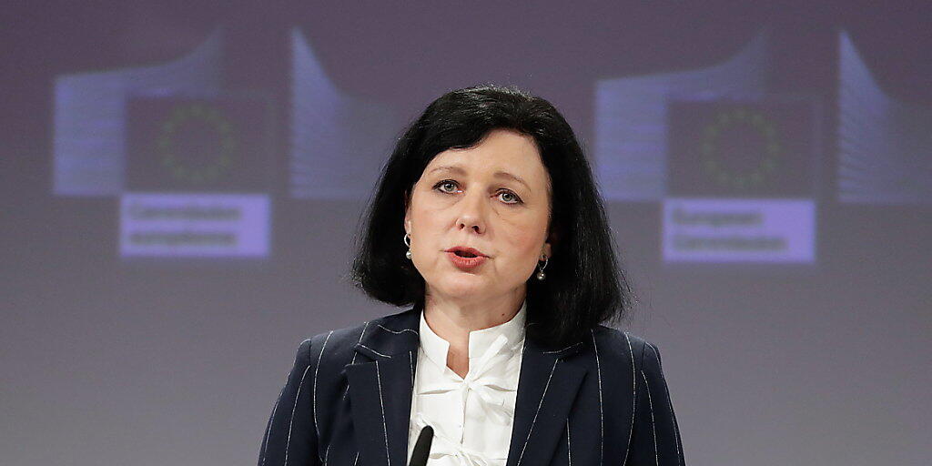 Droht der Schweiz wegen ihrer Inhaberaktien neues Ungemach? EU-Justizkommissarin Vera Jourova soll dem Vernehmen nach noch im Januar eine EU-Liste mit Drittstaaten vorstellen, die nach EU-Meinung strategische Mängel bei der Bekämpfung der Geldwäscherei und Terrorismusfinanzierung aufweisen. (Archiv) Droht der Schweiz wegen ihrer Inhaberaktien neues Ungemach? EU-Justizkommissarin Vera Jourova soll dem Vernehmen nach noch im Januar eine EU-Liste mit Drittstaaten vorstellen, die nach EU-Meinung strategische Mängel bei der Bekämpfung der Geldwäscherei und Terrorismusfinanzierung aufweisen. (Archiv)