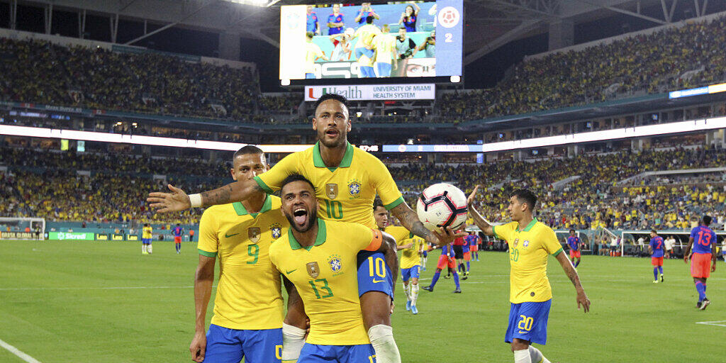 Neymar ist zurück: Der brasilianische Fussballstar feiert gemeinsam mit Dani Alves (13) und Richarlison (9) seinen Treffer zum 2:2
