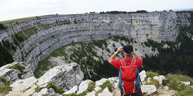 Der Creux du Van ist eine Station auf der Grand Tour of Switzerland