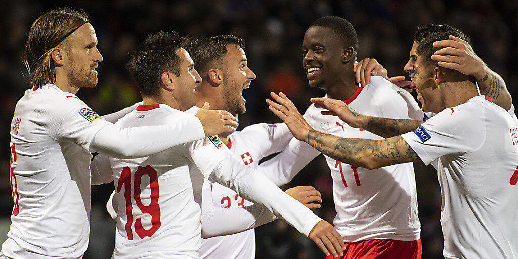 Haris Seferovic, Torschütze zum 1:0, jubelt mit seinen Teamkollegen Haris Seferovic, Torschütze zum 1:0, jubelt mit seinen Teamkollegen