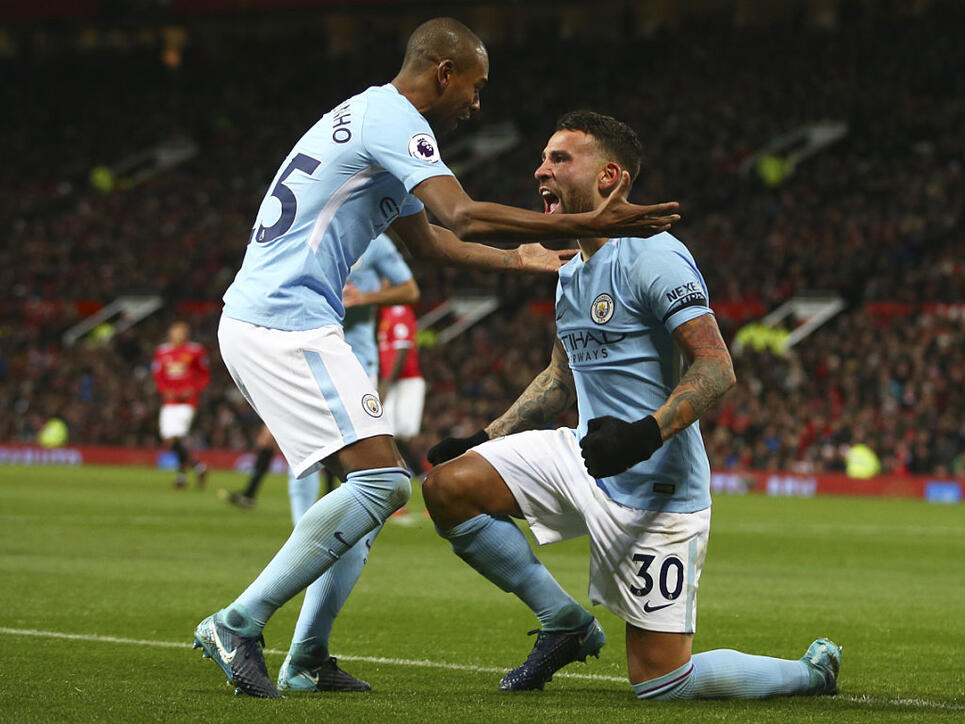 Baute mit seinem Tor zum 2:1 im Derby die Siegesserie von Manchester City auf 14 Spiele aus: Nicolas Otamendi (rechts)