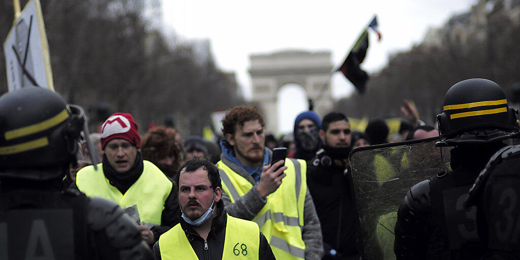 Teilnehmer der "Gelbwesten"-Proteste auf den Champs-Elysées am Samstag.