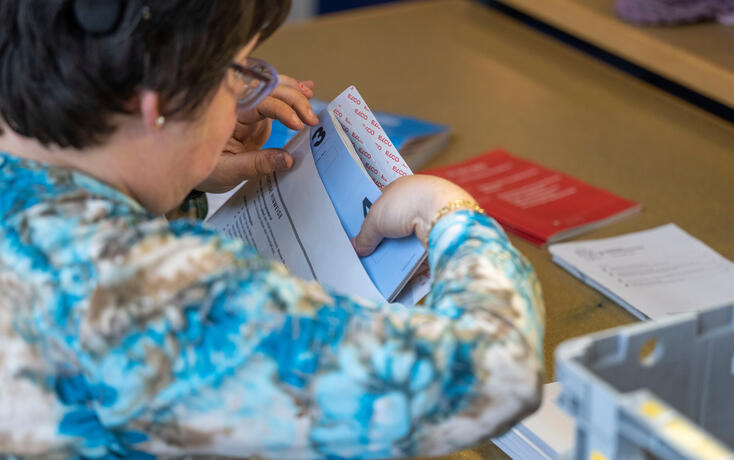 PIGNA, RAUM FUER MENSCHEN MIT BEHINDERUNG, ABSTIMMUNGSCOUVERT, COUVERT, ABSTIMMUNGSUNERLAGEN, UNTERLAGEN, EIGENOESSISCHE ABSTIMMUNG, EIDG. ABSTIMMUNGEN 13. MAI 2022, EINPACKEN, VERPACKEN,  INTEGRATION, ARBEITSINTEGRATION, INKLUSION,