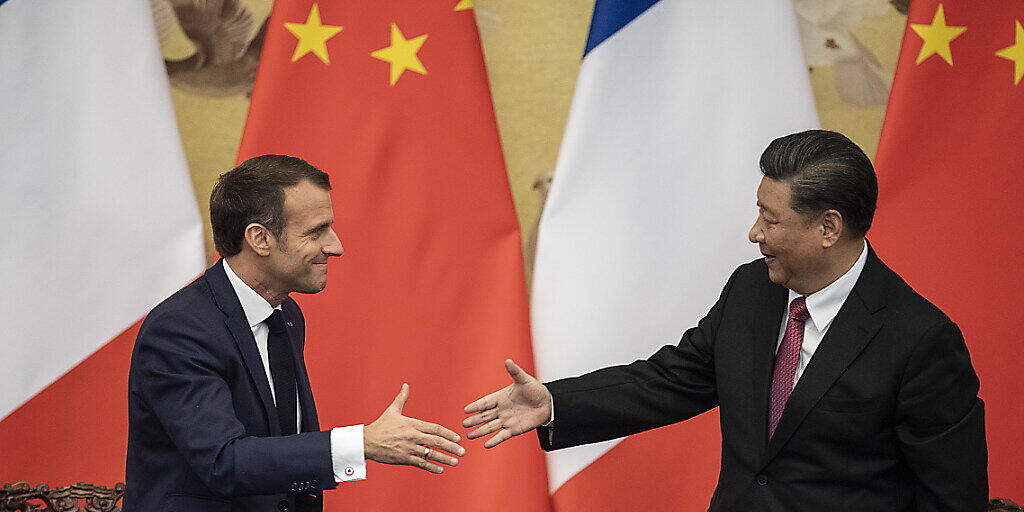 Der französische Präsident Emmanuel Macron (l) und der chinesische Staatschef Xi Jinping warnen in einem gemeinsamen Papier, dass "der Verlust biologischer Vielfalt und der Klimawandel weltweit den Frieden und die Stabilität bedrohen".