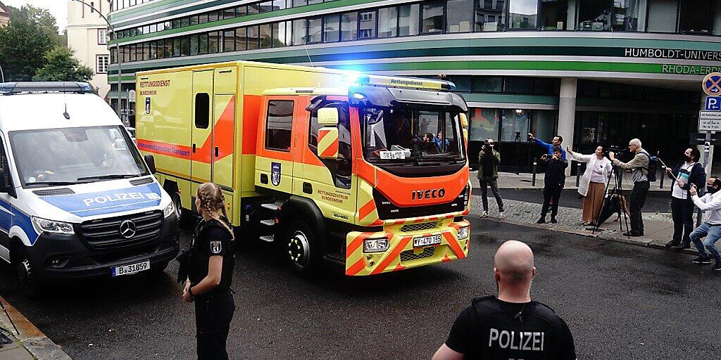 Ein Intensivtransporter der Bundeswehr fährt mit dem russischen Oppositionellen Nawalny zur Charite. Foto: Kay Nietfeld/dpa