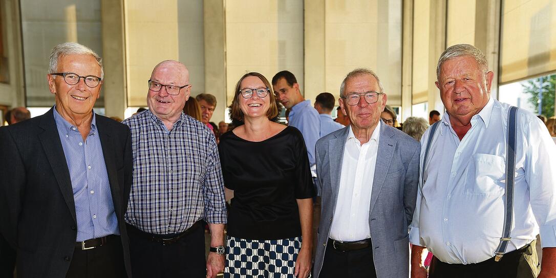 Anlässlich des Jubiläums des LTV feierten die TC-Schaan-Gründungsmitglieder Ernst Vedana, Werner Batliner, Ernst Risch und Klaus Hansen (v.l.) mit der aktuellen Präsidentin Marion Risch (Mitte) auch das 50-Jahr-Jubiläum des TC Schaan.