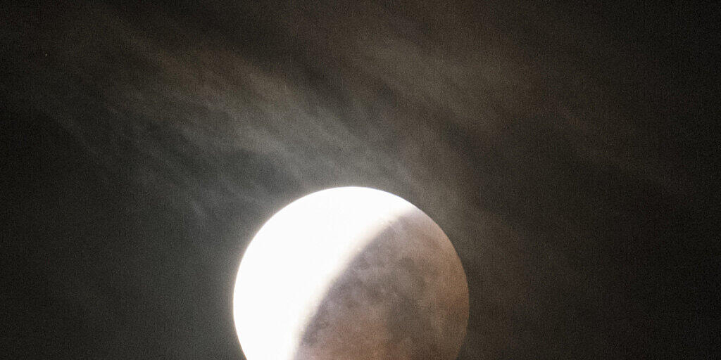 Über der Schweiz kommt es in der Nacht auf Mittwoch wieder zu einer partiellen Mondfinsternis. (Symbolbild) Über der Schweiz kommt es in der Nacht auf Mittwoch wieder zu einer partiellen Mondfinsternis. (Symbolbild)