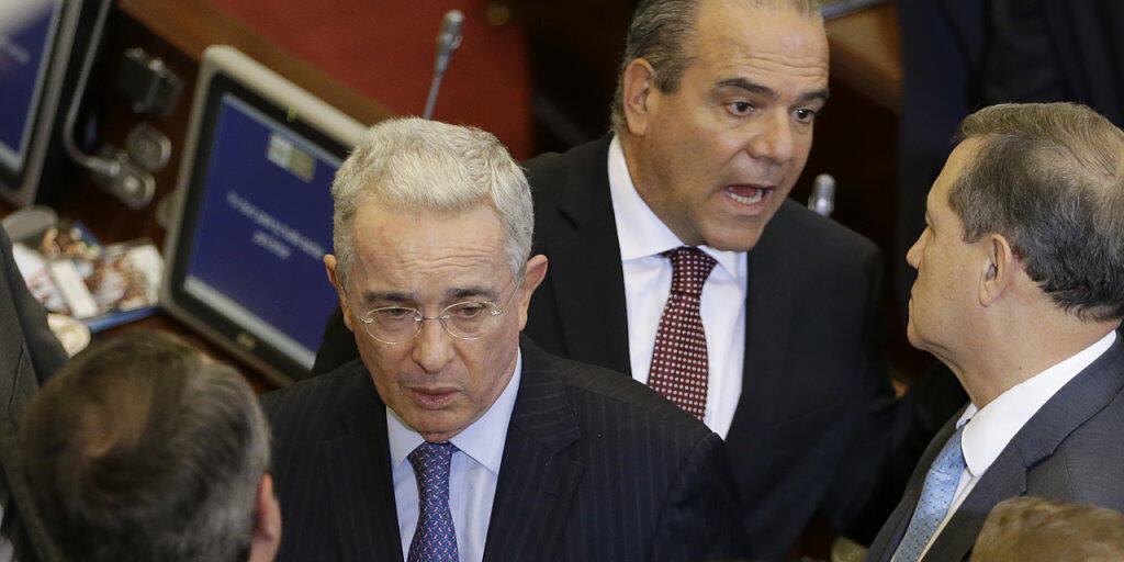 Der ehemalige Präsident Kolumbiens und Strippenzieher in der kolumbianischen Politik, Álvaro Uribe (Bildmitte), will laut einem Tweet vom Dienstag als Senator zurücktreten.