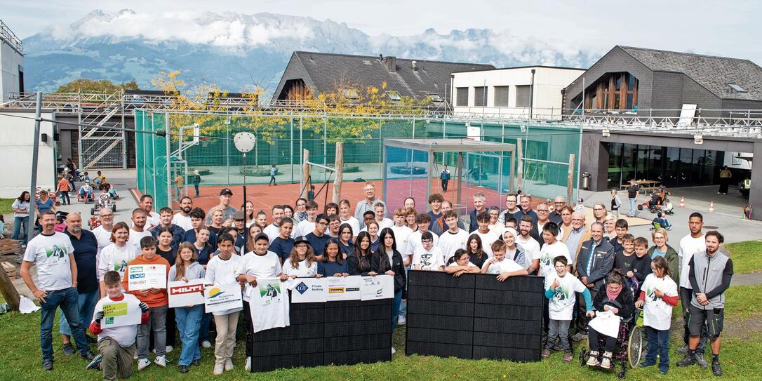 Startschuss Projekt hpz Verein Jugend Energy; Installation der ersten PV-Anlagen auf den Dächern des hpz in Schaan Startschuss Projekt hpz Verein Jugend Energy; Installation der ersten PV-Anlagen auf den Dächern des hpz in Schaan