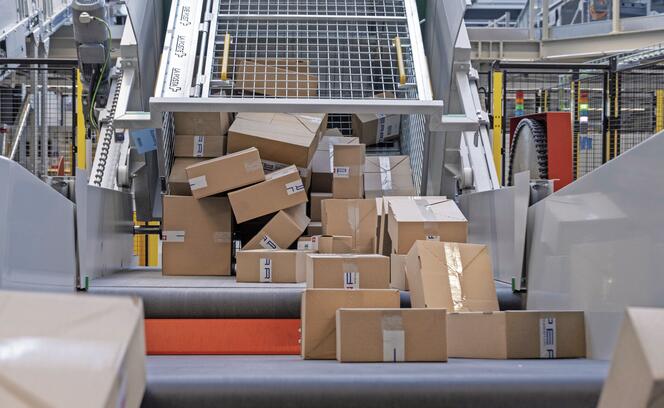 DIE POST, PAKETZENTRUM, PAKETVERTEILZENTRUM, PAKET, POSTPAKET,