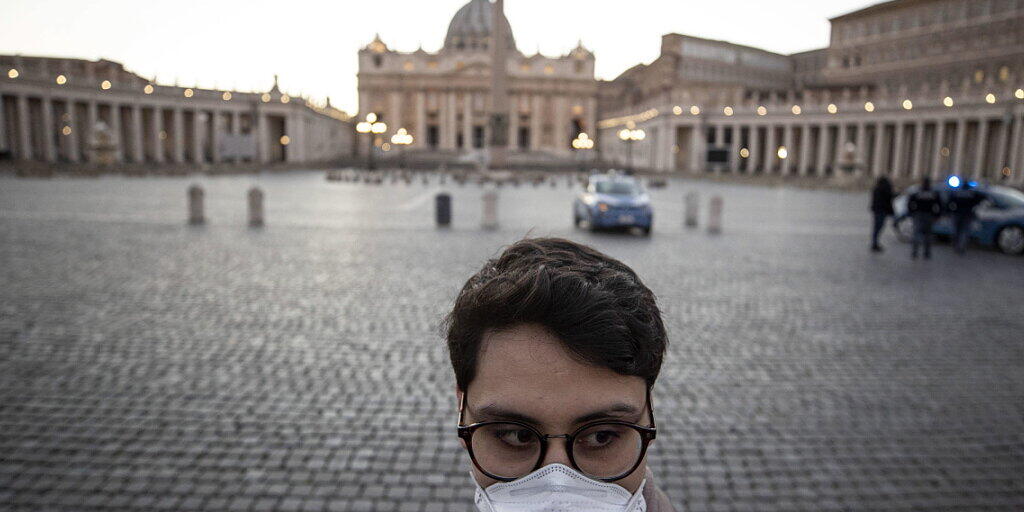 Selbst der Platz vor dem Petersdom in Rom ist fast menschenleer. Italien hat seine Massnahmen im Kampf gegen die Coronavirus-Epidemie weiterhin verschärft. (Foto: Massimo Percossi/EPA Keystone-SDA)