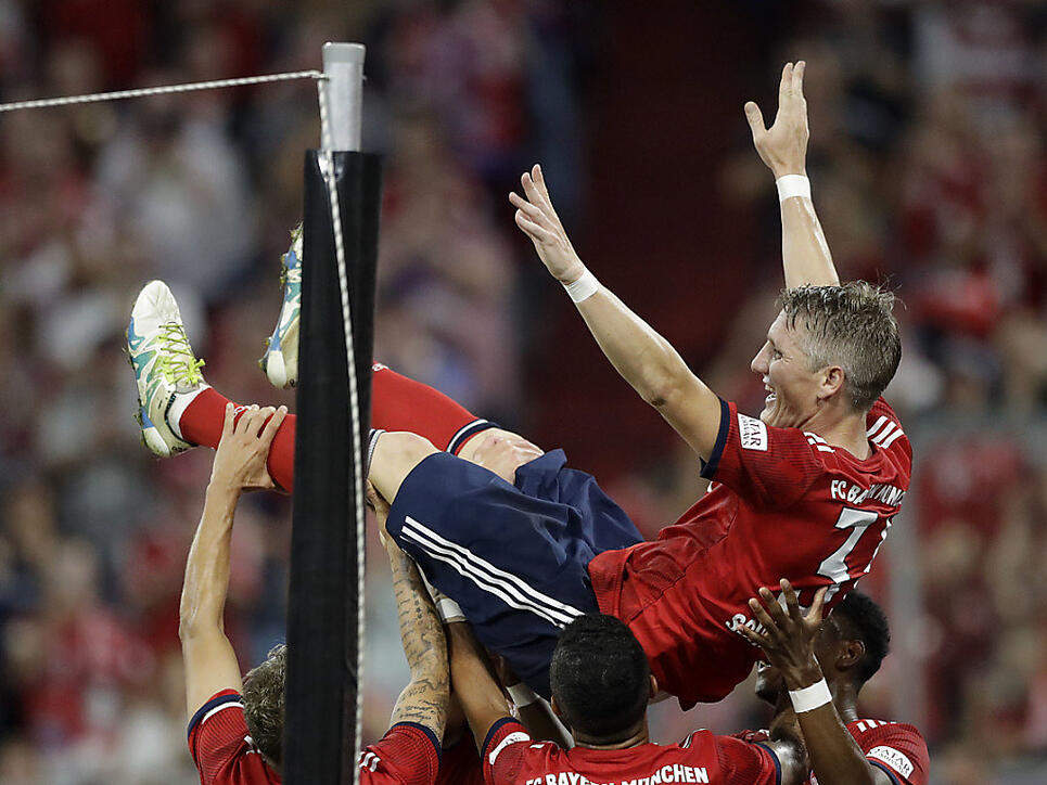 Bastian Schweinsteiger l&auml;sst sich nach seinem Tor von seinen ehemaligen Mitspielern feiern