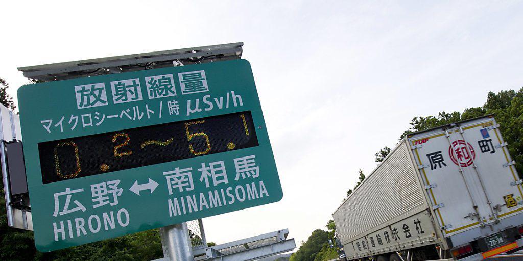 Tägliche Realität bei Fukushima: Radioaktivitätsmesser am Strassenrand. (Archiv) Tägliche Realität bei Fukushima: Radioaktivitätsmesser am Strassenrand. (Archiv)
