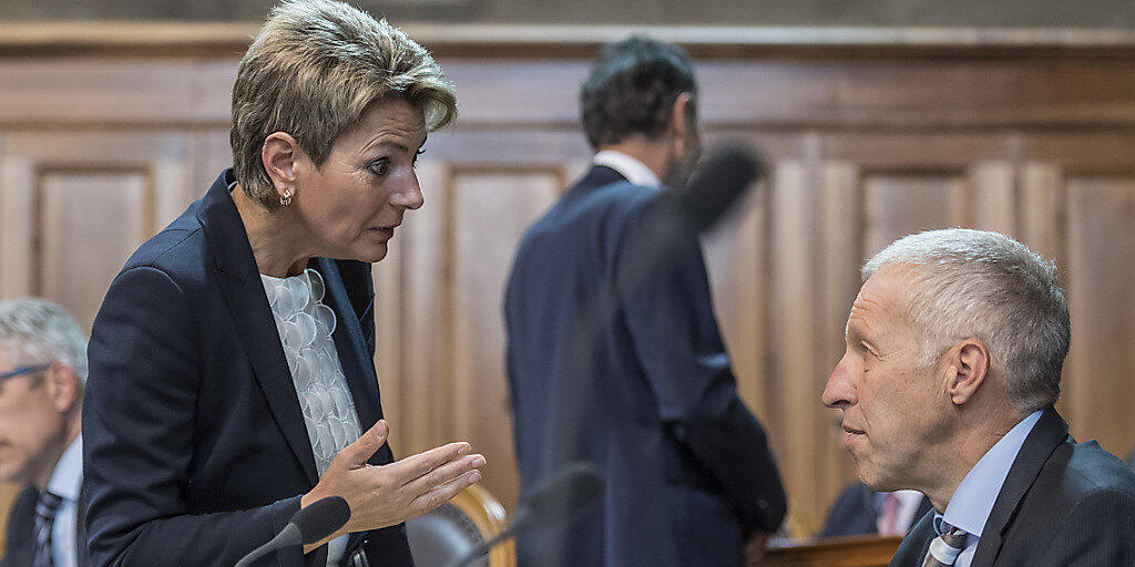 Karin Keller-Sutter (FDP/SG) und Konrad Graber (CVP/LU) haben im Parlament eine Änderung der Regeln über Arbeits- und Ruhezeiten angestossen. Die Ständeratskommission hat nun Gesetzesprojekte ausgearbeitet. (Archiv)