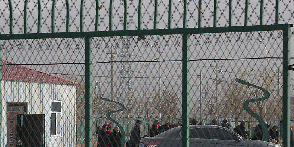 Chinesische Beamte helfen der Schweiz bei der Ausschaffung von Chinesen. Uiguren werden indessen nicht zurückgeschafft. Im Bild ein "Berufsbildungszentrum" in der Region Xinjiang. (Archivbild) Chinesische Beamte helfen der Schweiz bei der Ausschaffung von Chinesen. Uiguren werden indessen nicht zurückgeschafft. Im Bild ein "Berufsbildungszentrum" in der Region Xinjiang. (Archivbild)
