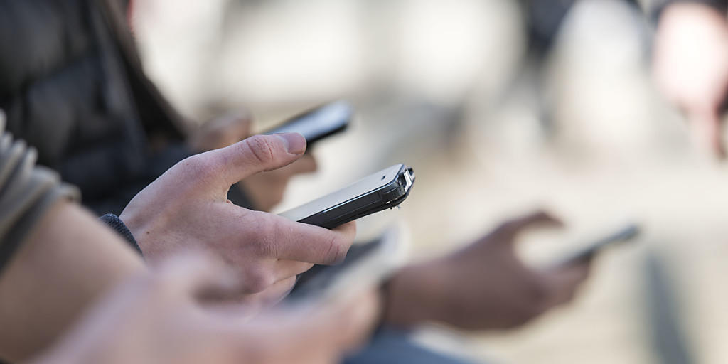 Tauschen diese Jugendlichen rassistische Witze aus oder chatten sie mit ihren Freundinnen? Das Internet bietet Millionen Möglichkeiten - auch Hetzern, Rassisten und Wutbürgern, die ihren Frust anonym an Schwächeren ablassen: Migranten und Flüchtlingen, Muslimen, Juden oder Schwarzen (Symbolbild).