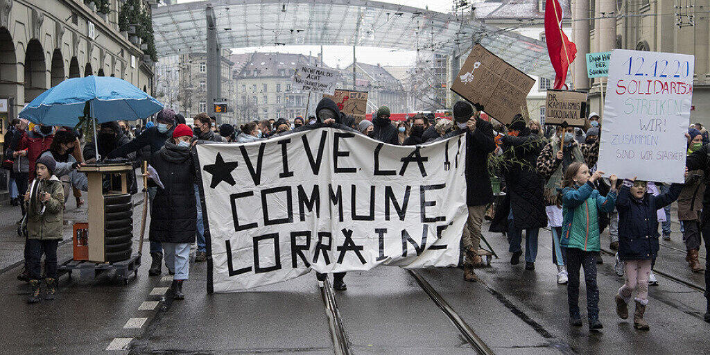 Beizer aus dem Lorraine-Quartier auf einem der Demo-Züge des "Kollektivs Gastrostreik Bern".