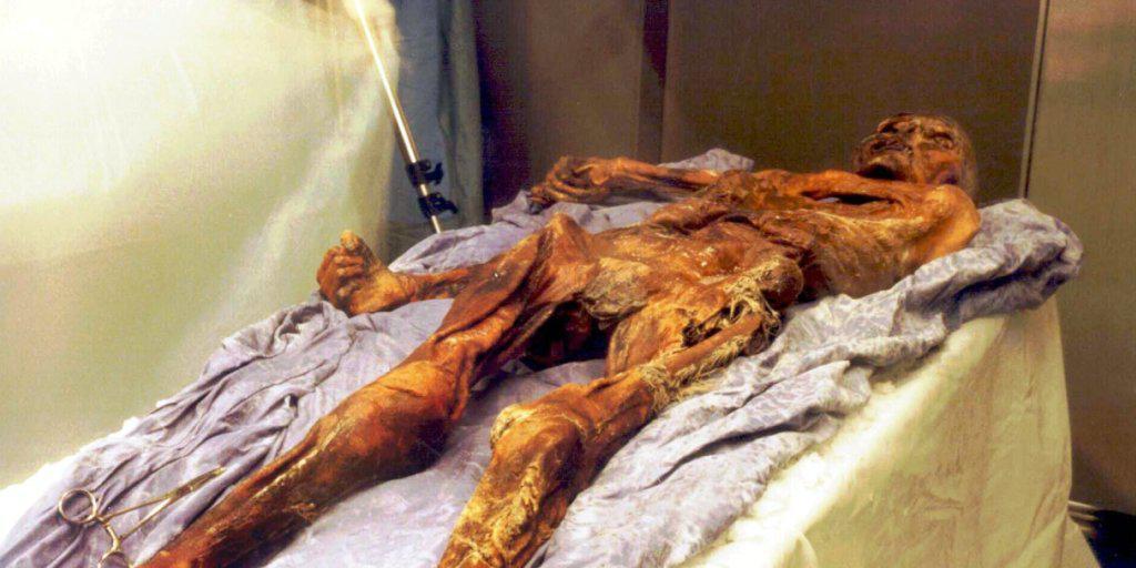 Die etwa 5300 Jahre alte Gletschermumie Ötzi gibt mehr und mehr seiner Geheimnisse Preis. Forscher haben sich nun mit seiner genetischen Geschichte befasst. (Archiv)