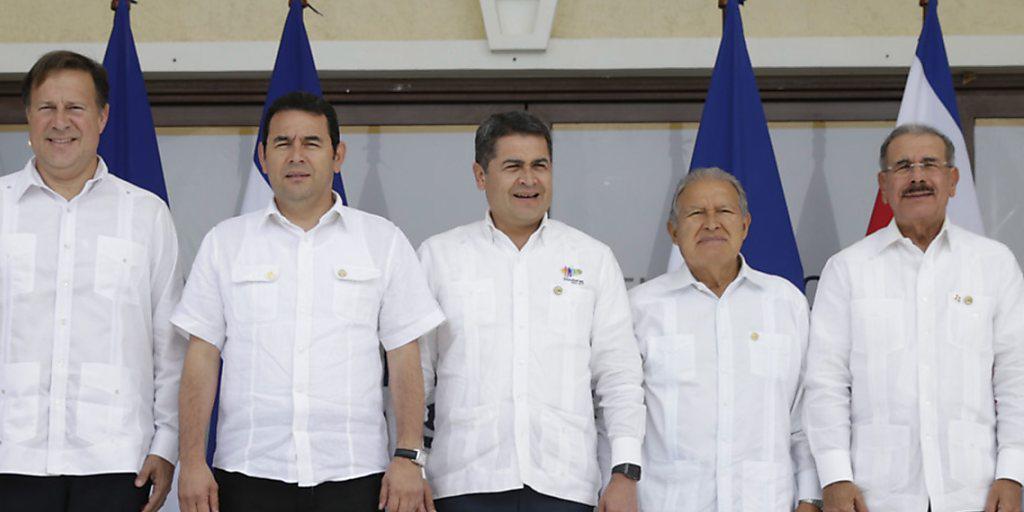 Präsidenten in Halbweiss: Die Staatschefs von Honduras, El Salvador, der Dominikanischen Republik, Panama und Guatemala (von links) posieren beim Gipfeltreffen. Präsidenten in Halbweiss: Die Staatschefs von Honduras, El Salvador, der Dominikanischen Republik, Panama und Guatemala (von links) posieren beim Gipfeltreffen.