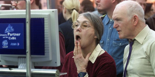 Zwei Senioren an einer Computermesse (Symbolbild)