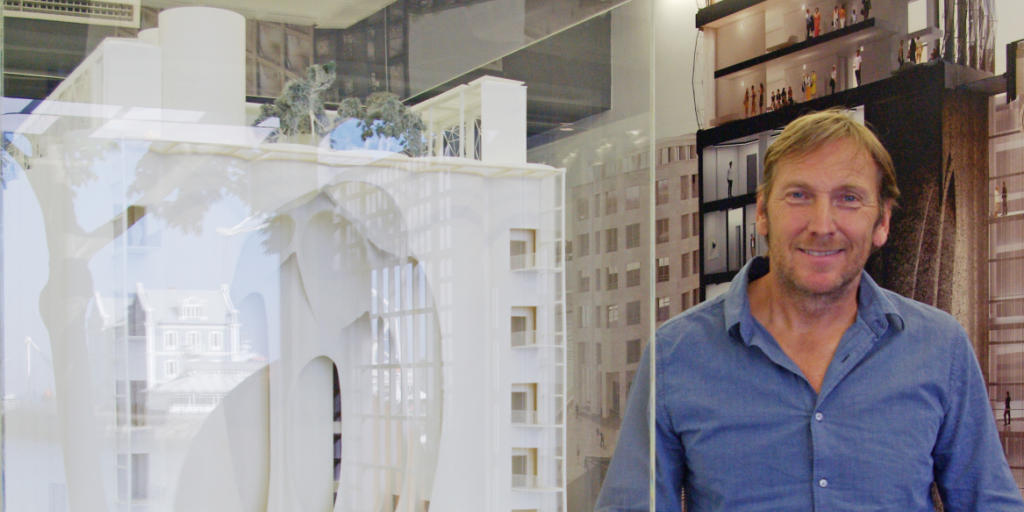 Ex-"Puma"-Chef Jochen Zeitz (52) vor einem Architektenmodell des Zeitz Museum for Contemporary Art Africa (MOCAA), das im Jahr 2017 in Kapstadt er&ouml;ffnet werden soll (dpa-Archiv).