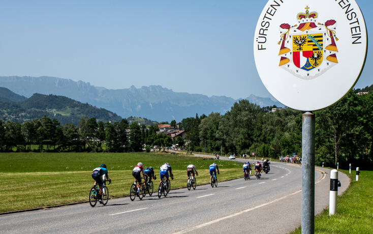 An der sechste Etappe der Tour de Suisse (Freitag, circa 12:07 Uhr), rast die Weltelite des Radsports über die St. Luzisteig nach Balzers.