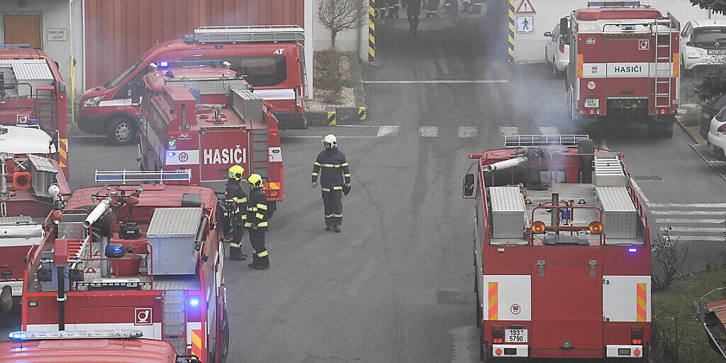 Feuerwehrleute sind in dem Kohlekraftwerk in Kolin im Einsatz. Foto: VÌt ?im·nek/CTK/dpa
