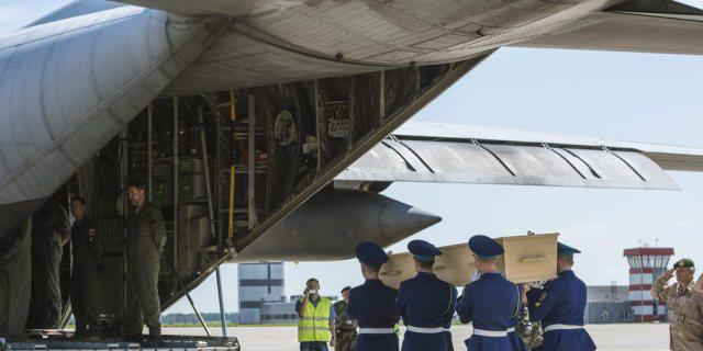 Ein Sarg wird in Charkow in eines der Flugzeuge getragen
