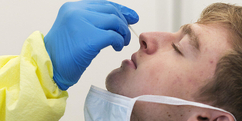 Ein Mann wird mit einem Nasenabstrich auf das Coronavirus getestet. (Symbolbild)