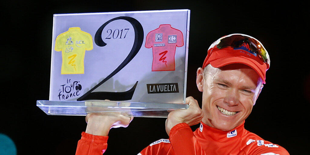 Chris Froome mit der Trophäe für seinen Vuelta-Sieg