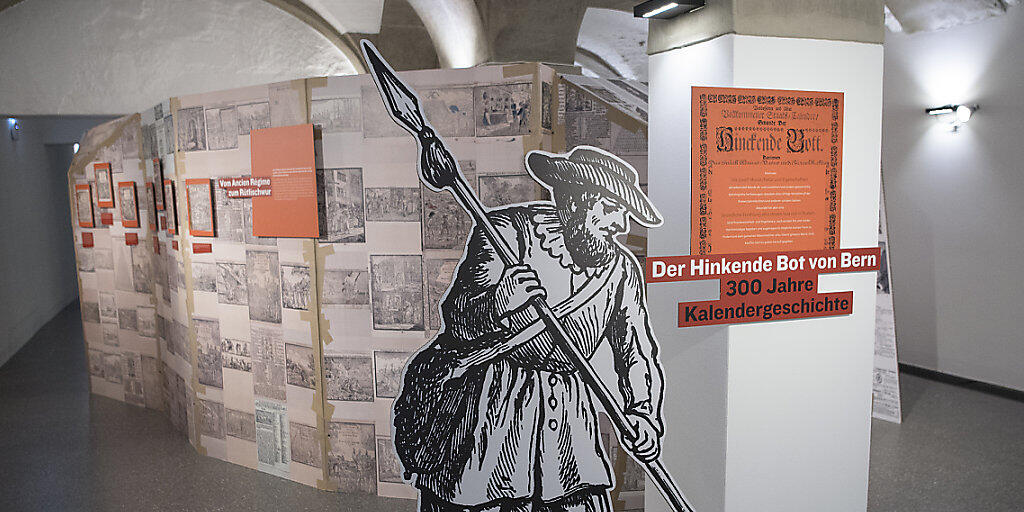 Sicht in die Ausstellung des "Hinkenden Bot von Bern" in der Universitätsbibliothek in Bern. Der Volkskalender feiert sein 300-jähriges Bestehen und erfreut sich trotz digitalem Zeitalter einer Anhängerschaft. (KEYSTONE/Peter Schneider)
