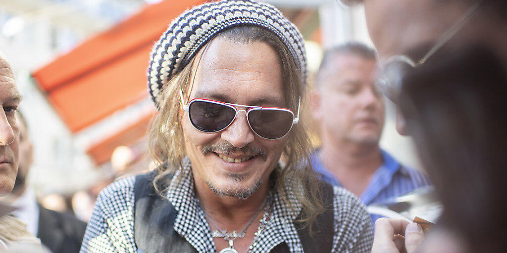 Und alle wollen sie ein Autogramm von Johnny Depp in Zürich.
