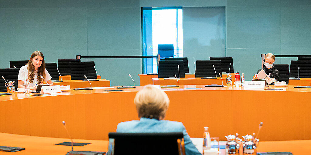 dpatopbilder - HANDOUT - Bundeskanzlerin Angela Merkel unterhält sich mit den Klimaktivistinnen Luisa Neubauer (l) und Greta Thunberg (r) im Internationalen Konferenzsaal des Bundeskanzleramts. Foto: Steffen Kugler/Bundesregierung/dpa - ACHTUNG: Nur zur redaktionellen Verwendung im Zusammenhang mit der aktuellen Berichterstattung und nur mit vollständiger Nennung des vorstehenden Credits