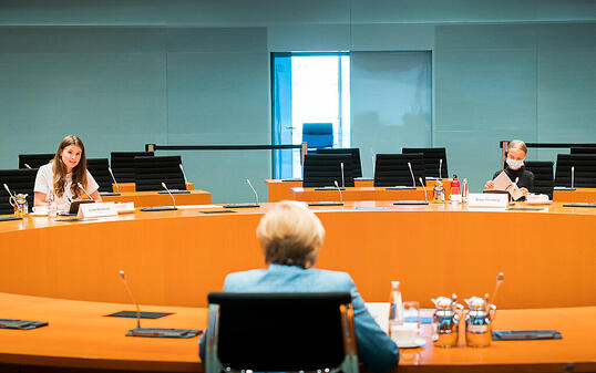 dpatopbilder - HANDOUT - Bundeskanzlerin Angela Merkel unterhält sich mit den Klimaktivistinnen Luisa Neubauer (l) und Greta Thunberg (r) im Internationalen Konferenzsaal des Bundeskanzleramts. Foto: Steffen Kugler/Bundesregierung/dpa - ACHTUNG: Nur zur redaktionellen Verwendung im Zusammenhang mit der aktuellen Berichterstattung und nur mit vollständiger Nennung des vorstehenden Credits