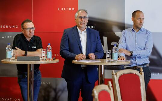 Manfred Bischof (mitte) versprach Anfangs Juni schönes Wetter für die beiden Tour de Suisse-Etappen in Liechtenstein.