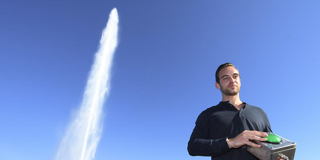 Ehre wem Ehre gebührt: Der Schriftsteller Joël Dicker startet den 125-jährigen Jet d'eau in Genf. Ehre wem Ehre gebührt: Der Schriftsteller Joël Dicker startet den 125-jährigen Jet d'eau in Genf.