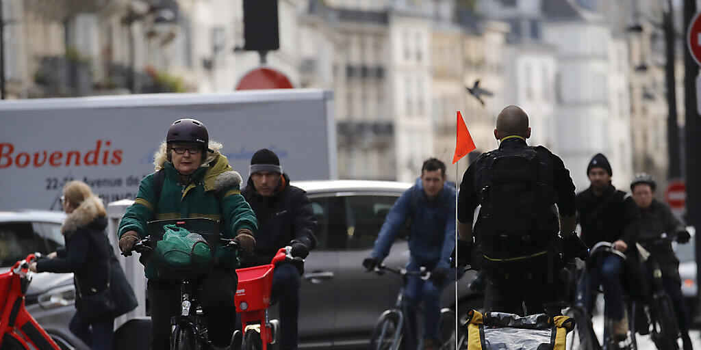 Das Velo ist in Paris angesichts der anhaltenden Streiks ein beliebtes und vor allem verlässliches Verkehrsmittel. (Archivbild)