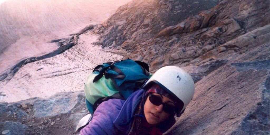Die iranische Höhenbergsteigerin und Bergführerin Parastoo Abrishami in Aktion.