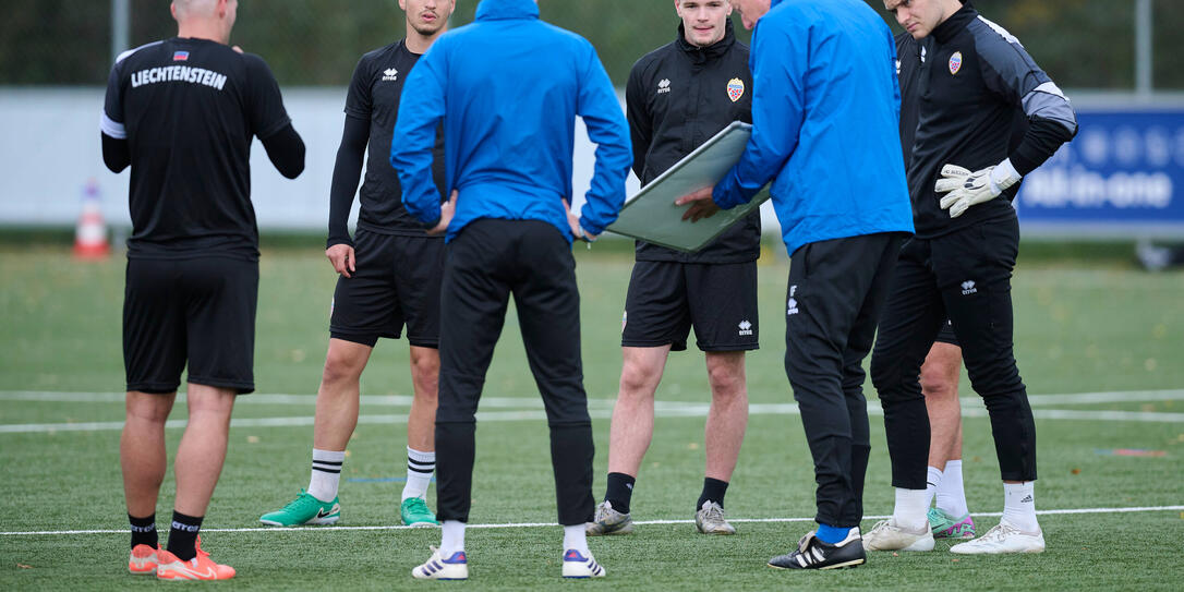 Nationaltrainer Konrad Fünfstück erklärt taktische Dinge beim ersten Training der neuen «week of football».