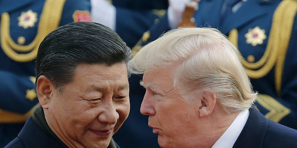 China unter der Führung von Xi Jinping (links) hat die neue Atomwaffendoktrin der USA unter Präsident Donald Trump (rechts) scharf kritisiert. (Archivbild)